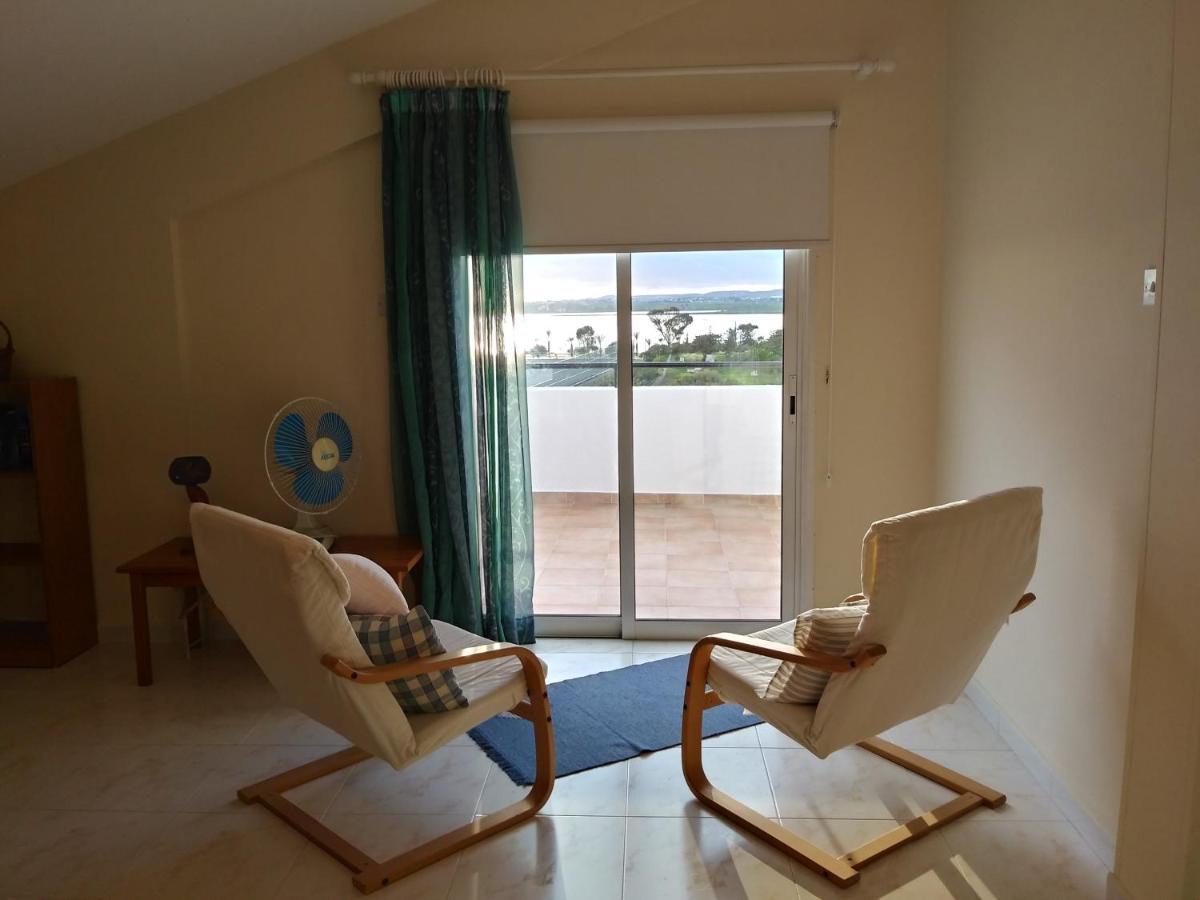 Must Stay - Sea & Salt Lake Panoramic View Apt Larnaca Exteriör bild